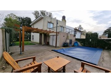 Casa de 3 ambientes con piscina. Barrio Las Margaritas.