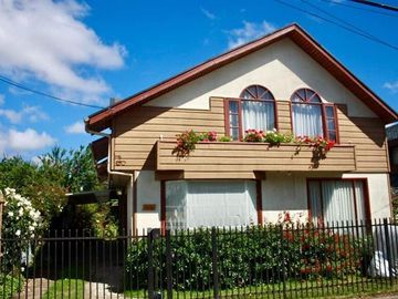 Casa en venta de 8 dorm. en Puerto Varas