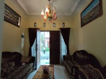 Rumah depan Ambarukmo Plaza dalam Perumahan