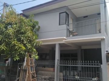 Rumah Dengan Balkon di Rungkut Mapan Row 2,5 Mobil