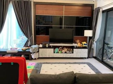 Rumah Rempoa Perumahan Mewah ada Fasilitas Kolam Renang