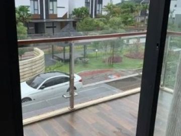 Rumah Rempoa Perumahan Mewah ada Fasilitas Kolam Renang