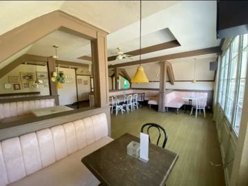 Rumah Berbentuk Cafe di Area Komersil Sayap Riau Bandung