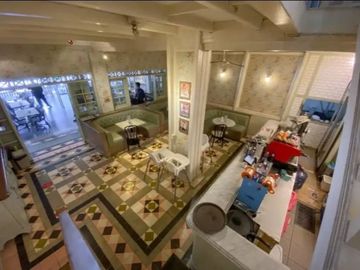 Rumah Berbentuk Cafe di Area Komersil Sayap Riau Bandung