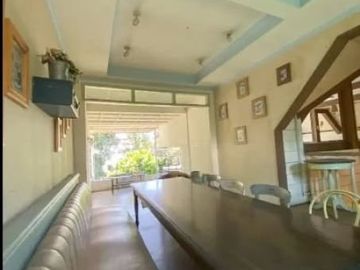 Rumah Berbentuk Cafe di Area Komersil Sayap Riau Bandung