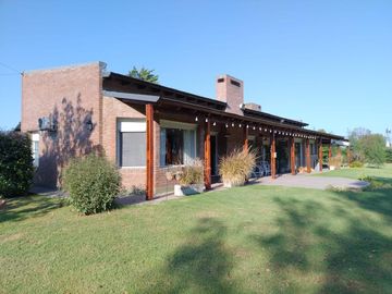CASA VENTA 2 DORMITORIOS AMPLIO JARDIN  PISCINA SOLDINI SANTA FE