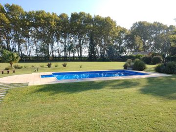 CASA VENTA 2 DORMITORIOS AMPLIO JARDIN  PISCINA SOLDINI SANTA FE