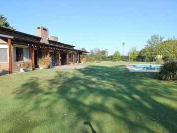 CASA VENTA 2 DORMITORIOS AMPLIO JARDIN  PISCINA SOLDINI SANTA FE