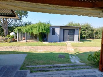 CASA VENTA 2 DORMITORIOS AMPLIO JARDIN  PISCINA SOLDINI SANTA FE