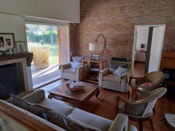CASA VENTA 2 DORMITORIOS AMPLIO JARDIN  PISCINA SOLDINI SANTA FE