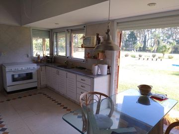 CASA VENTA 2 DORMITORIOS AMPLIO JARDIN  PISCINA SOLDINI SANTA FE