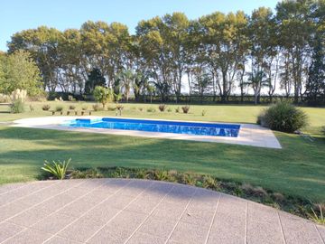 CASA VENTA 2 DORMITORIOS AMPLIO JARDIN  PISCINA SOLDINI SANTA FE