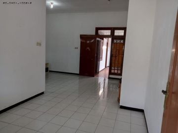 Rumah Rungkut Mapan Hadap barat, Strategis