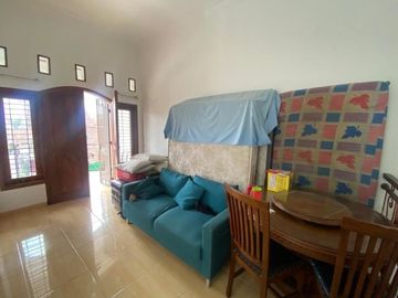 Dijual Rumah 2 Lantai Minimalis Dekat Jalan Raya
