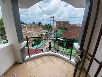 Dijual Rumah 2 Lantai Minimalis Dekat Jalan Raya