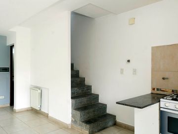 CASA DUPLEX 2 DORMITORIOS VENTA VAQUEROS CENTRO