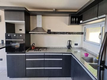 EXCELENTE CASA EN VENTA EN VILLA CARLOS PAZ, 2 DORMITORIOS, PILETA, VISTA PANORÁMICA, DE 4 AÑOS