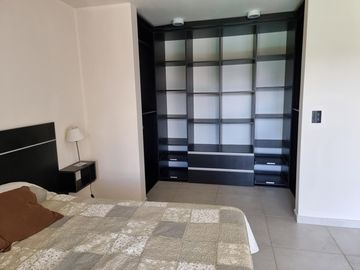 EXCELENTE CASA EN VENTA EN VILLA CARLOS PAZ, 2 DORMITORIOS, PILETA, VISTA PANORÁMICA, DE 4 AÑOS