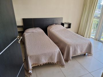 EXCELENTE CASA EN VENTA EN VILLA CARLOS PAZ, 2 DORMITORIOS, PILETA, VISTA PANORÁMICA, DE 4 AÑOS
