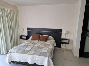 EXCELENTE CASA EN VENTA EN VILLA CARLOS PAZ, 2 DORMITORIOS, PILETA, VISTA PANORÁMICA, DE 4 AÑOS