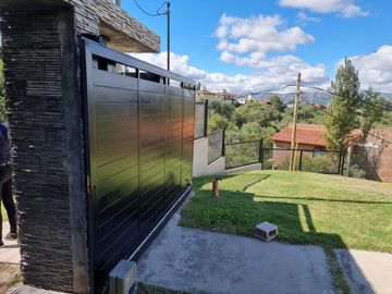 EXCELENTE CASA EN VENTA EN VILLA CARLOS PAZ, 2 DORMITORIOS, PILETA, VISTA PANORÁMICA, DE 4 AÑOS