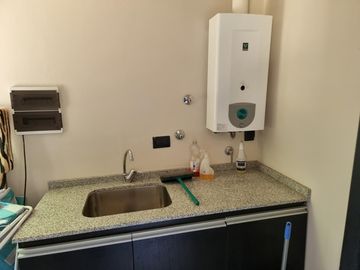 EXCELENTE CASA EN VENTA EN VILLA CARLOS PAZ, 2 DORMITORIOS, PILETA, VISTA PANORÁMICA, DE 4 AÑOS