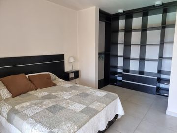 EXCELENTE CASA EN VENTA EN VILLA CARLOS PAZ, 2 DORMITORIOS, PILETA, VISTA PANORÁMICA, DE 4 AÑOS