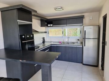EXCELENTE CASA EN VENTA EN VILLA CARLOS PAZ, 2 DORMITORIOS, PILETA, VISTA PANORÁMICA, DE 4 AÑOS