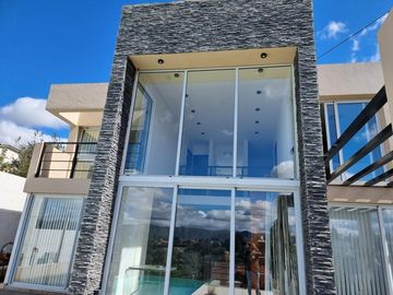 EXCELENTE CASA EN VENTA EN VILLA CARLOS PAZ, 2 DORMITORIOS, PILETA, VISTA PANORÁMICA, DE 4 AÑOS