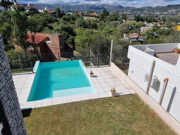 EXCELENTE CASA EN VENTA EN VILLA CARLOS PAZ, 2 DORMITORIOS, PILETA, VISTA PANORÁMICA, DE 4 AÑOS