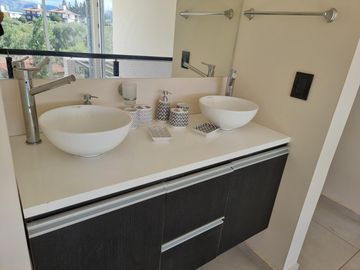 EXCELENTE CASA EN VENTA EN VILLA CARLOS PAZ, 2 DORMITORIOS, PILETA, VISTA PANORÁMICA, DE 4 AÑOS