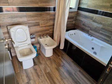 EXCELENTE CASA EN VENTA EN VILLA CARLOS PAZ, 2 DORMITORIOS, PILETA, VISTA PANORÁMICA, DE 4 AÑOS