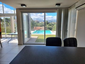 EXCELENTE CASA EN VENTA EN VILLA CARLOS PAZ, 2 DORMITORIOS, PILETA, VISTA PANORÁMICA, DE 4 AÑOS