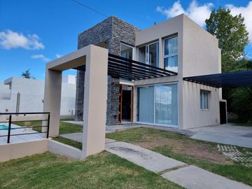 EXCELENTE CASA EN VENTA EN VILLA CARLOS PAZ, 2 DORMITORIOS, PILETA, VISTA PANORÁMICA, DE 4 AÑOS