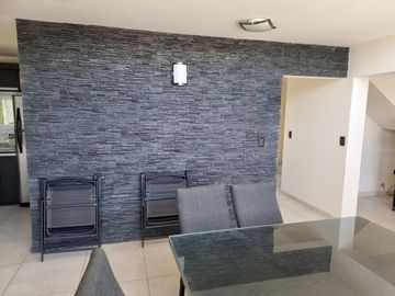 EXCELENTE CASA EN VENTA EN VILLA CARLOS PAZ, 2 DORMITORIOS, PILETA, VISTA PANORÁMICA, DE 4 AÑOS