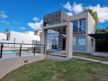 EXCELENTE CASA EN VENTA EN VILLA CARLOS PAZ, 2 DORMITORIOS, PILETA, VISTA PANORÁMICA, DE 4 AÑOS