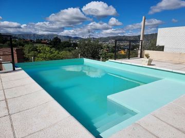 EXCELENTE CASA EN VENTA EN VILLA CARLOS PAZ, 2 DORMITORIOS, PILETA, VISTA PANORÁMICA, DE 4 AÑOS