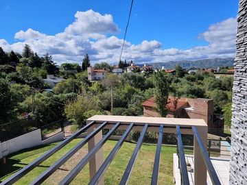 EXCELENTE CASA EN VENTA EN VILLA CARLOS PAZ, 2 DORMITORIOS, PILETA, VISTA PANORÁMICA, DE 4 AÑOS