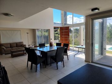 EXCELENTE CASA EN VENTA EN VILLA CARLOS PAZ, 2 DORMITORIOS, PILETA, VISTA PANORÁMICA, DE 4 AÑOS