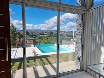 EXCELENTE CASA EN VENTA EN VILLA CARLOS PAZ, 2 DORMITORIOS, PILETA, VISTA PANORÁMICA, DE 4 AÑOS