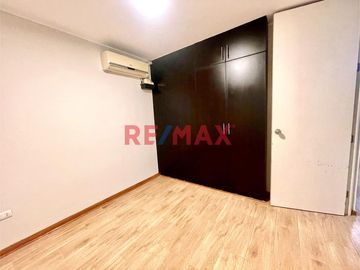 Vendo casa de 4 pisos: 5 dormitorios + 1 estacionamiento S/ 369,000 (negociable)

Ubicada en Condominio Nuestra Sra de La Paz, en Av Evitamiento cer