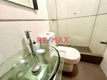 Vendo casa de 4 pisos: 5 dormitorios + 1 estacionamiento S/ 369,000 (negociable)

Ubicada en Condominio Nuestra Sra de La Paz, en Av Evitamiento cer