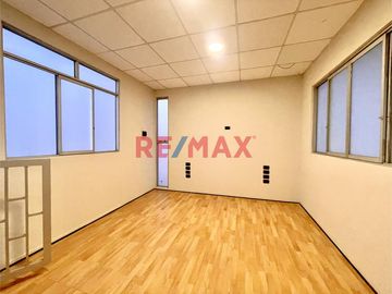 Vendo casa de 4 pisos: 5 dormitorios + 1 estacionamiento S/ 369,000 (negociable)

Ubicada en Condominio Nuestra Sra de La Paz, en Av Evitamiento cer