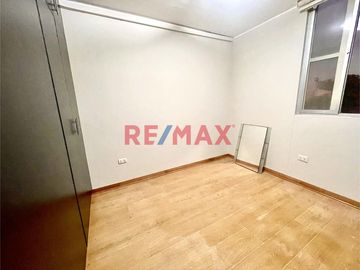 Vendo casa de 4 pisos: 5 dormitorios + 1 estacionamiento S/ 369,000 (negociable)

Ubicada en Condominio Nuestra Sra de La Paz, en Av Evitamiento cer