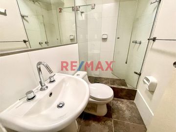 Vendo casa de 4 pisos: 5 dormitorios + 1 estacionamiento S/ 369,000 (negociable)

Ubicada en Condominio Nuestra Sra de La Paz, en Av Evitamiento cer