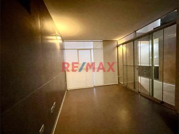Vendo casa de 4 pisos: 5 dormitorios + 1 estacionamiento S/ 369,000 (negociable)

Ubicada en Condominio Nuestra Sra de La Paz, en Av Evitamiento cer