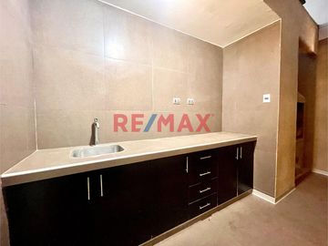 Vendo casa de 4 pisos: 5 dormitorios + 1 estacionamiento S/ 369,000 (negociable)

Ubicada en Condominio Nuestra Sra de La Paz, en Av Evitamiento cer