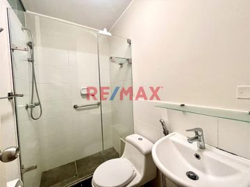 Vendo casa de 4 pisos: 5 dormitorios + 1 estacionamiento S/ 369,000 (negociable)

Ubicada en Condominio Nuestra Sra de La Paz, en Av Evitamiento cer