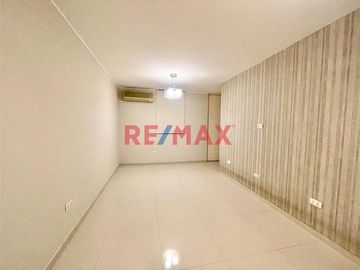 Vendo casa de 4 pisos: 5 dormitorios + 1 estacionamiento S/ 369,000 (negociable)

Ubicada en Condominio Nuestra Sra de La Paz, en Av Evitamiento cer