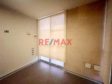 Vendo casa de 4 pisos: 5 dormitorios + 1 estacionamiento S/ 369,000 (negociable)

Ubicada en Condominio Nuestra Sra de La Paz, en Av Evitamiento cer
